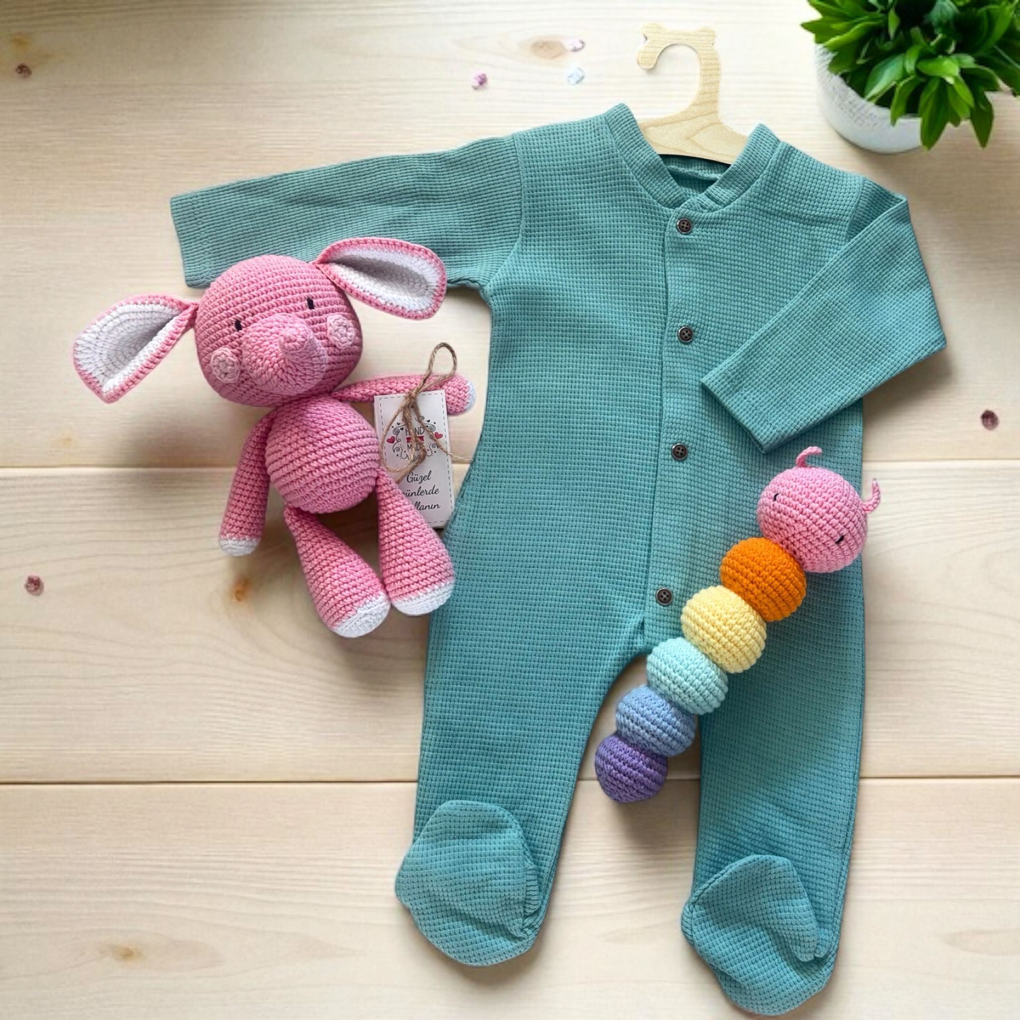 Bebek Hediye Seti (Bebek Tulum&Amigurumi Fil Oyuncak&Tırtıl Çıngırak)